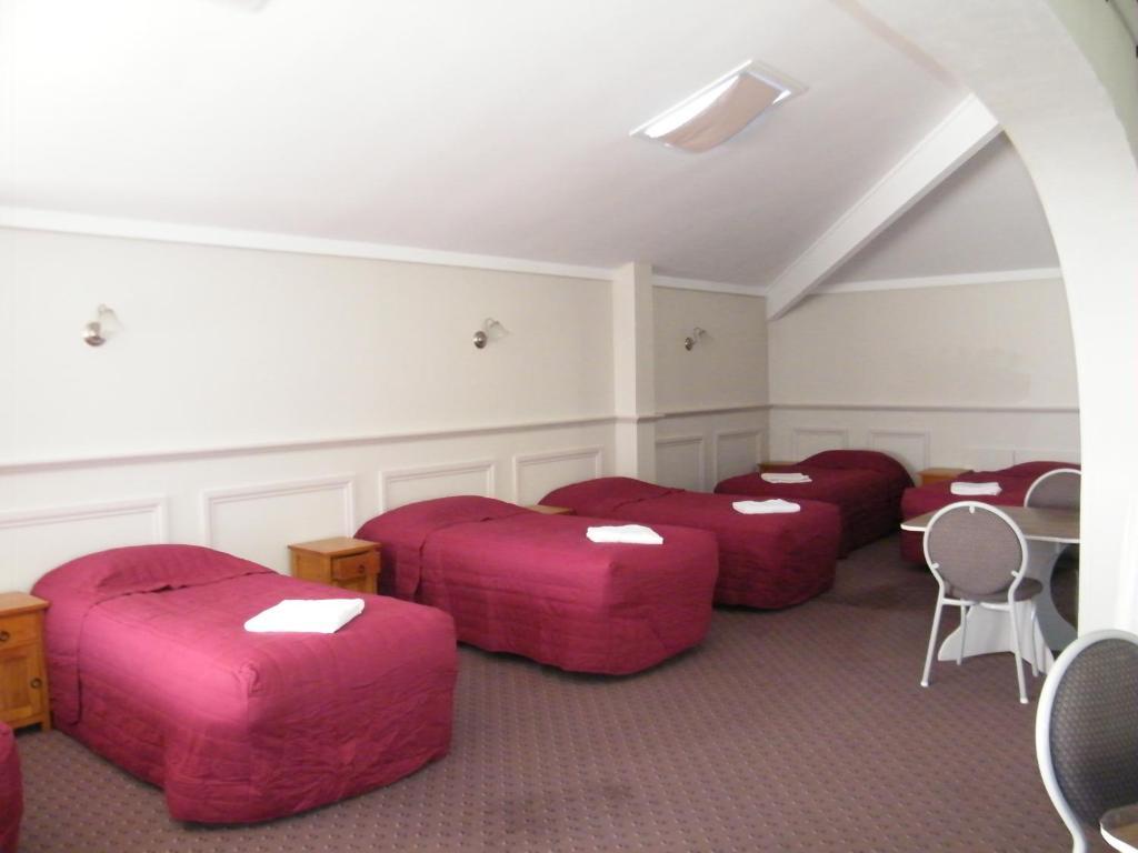 Colonial City Motel Hamilton Room photo